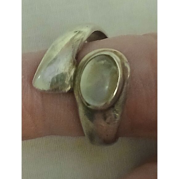 Sterling Silver Ring Size 8 – Modernist Design with White Moonstone? Cabochon - Picture 2 of 3